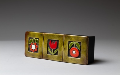 Mithé ESPELT (1923-2020). Boîte rectangulaire à couvercle en céramique émaillée craquelée rouge et vert à...