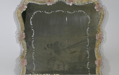 Murano, XXe, miroir de forme baroque à encadrement en verre filé, à décor de fleurettes...