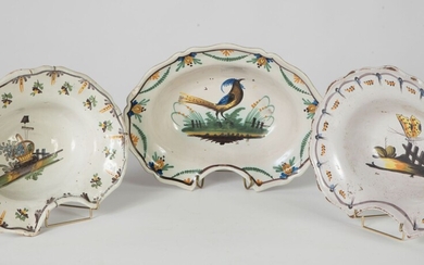 NEVERS. Trois plats à barbe de forme ovale en faïence polychrome, fin XVIIIème siècle. -Décor...