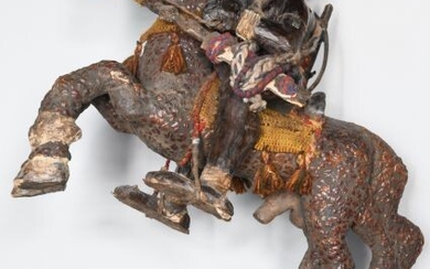 NIGERIA Cavalier à cheval en bois recouvert de cuir et textile, terre et graines en...