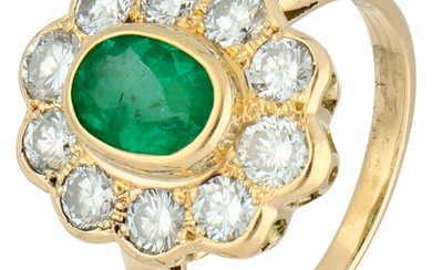 No Reserve - 18K Yellow gold entourage ring set with synthetic emerald and approx. 0.80...