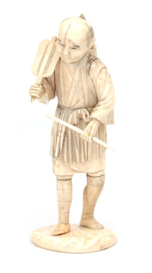 Okimono en ivoire sculpté représentant un homme avec un panier, un éventail et un bâton,...