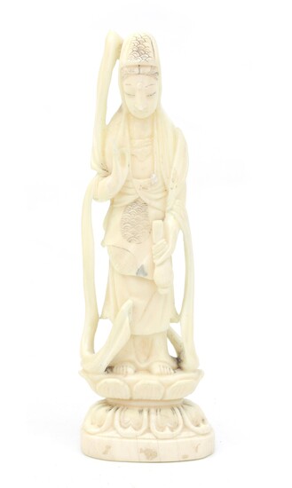 Okimono indien en ivoire sculpté représentant une femme debout sur une fleur de lotus, vers...