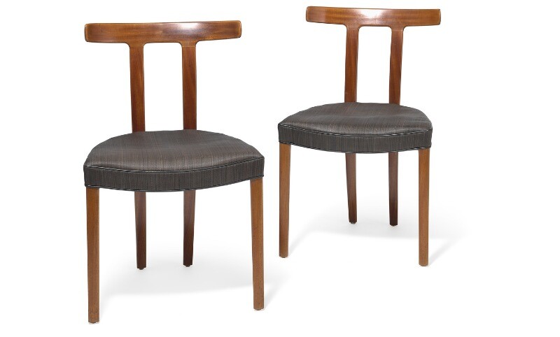 Ole Wanscher: “T-Chair”. A pair of mahogany chairs. Seat upholstered with black/brown horsehair with black leather edgings. Made by A.J. Iversen. (2)