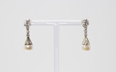 Orecchini pendenti in oro bianco, brillanti e due perle a goccia