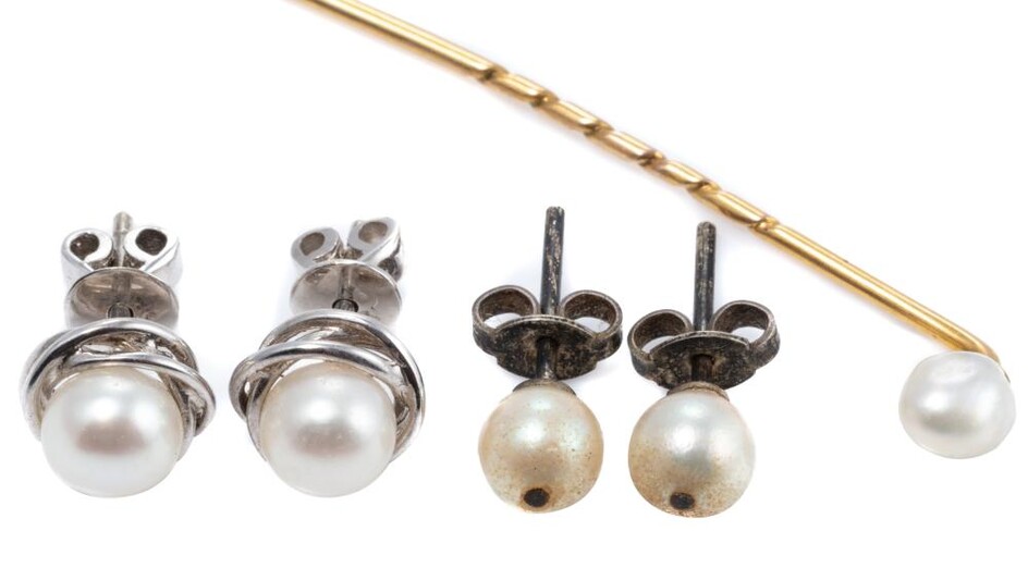 PEARL STUD EARRINGS AND STICK PIN; 2 pairs of cultured pearl earrings in 9ct white gold with cultured freshwater pearls, silver pair...