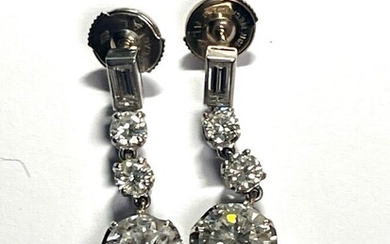 PENDANTS d'oreilles or gris sertis de diamants taille ronds et baguettes pour un total de...