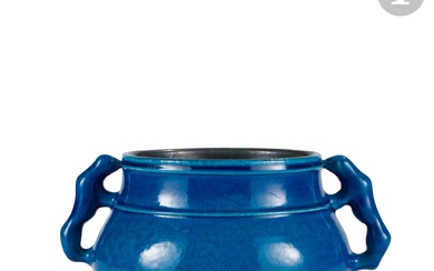 POL CHAMBOST (1906-1983) Animaux stylisés Coupe aux anses décoratives titre. Épreuve en céramique émaillée bleu...