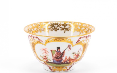 PORCELAIN TEA BOWL WITH CHINOISERIES