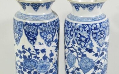 Pair of Chinese porcelain vases, Kangxi period(Ht.33cm, one broken vase)