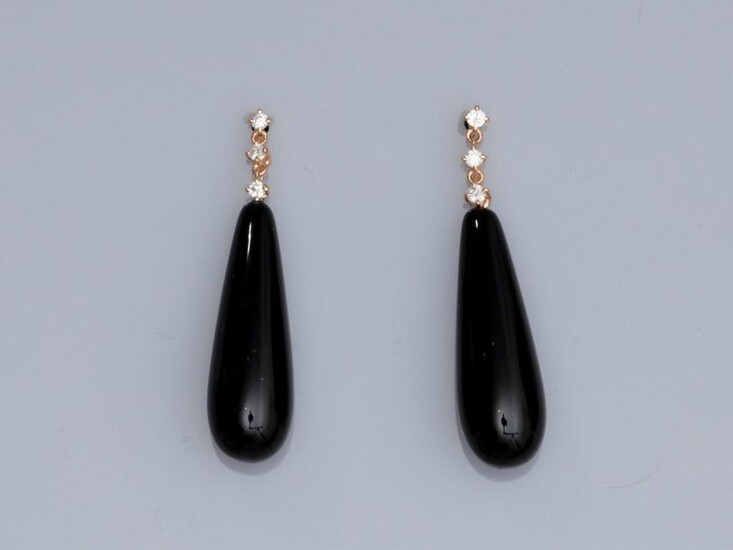 Pair of earrings in two-tone 750°/00 (18K) gold, each set with a line of 3 brilliant-cut diamonds and onyx drops. 5 g. H: 3.3 cm