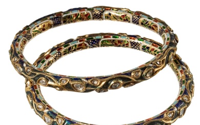 Paire de bracelets en or indien avec émail et diamants, circa 1900 Bracelets fermés en...