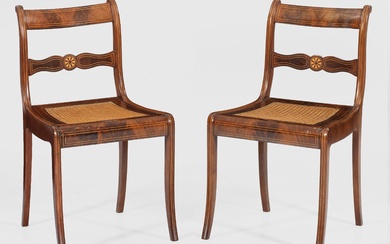 Paire de chaises Biedermeier en acajou, placage et incrustations en citronnier. Cadre trapézoïdal sur pieds...