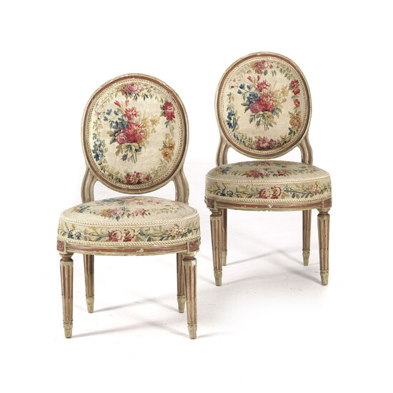 Paire de chaises d'époque Louis XVI, en bois peint gris et rechampis rose, dossier médaillon, garniture en tapisserie à décor floral