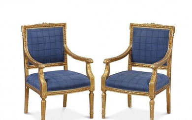 Paire de fauteuils en bois sculpté et doré du XIXe siècle, tapissés de tissu bleu...