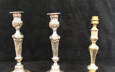 Paire de flambeaux en métal argenté de style Louis XVI, à décor de godrons tors...