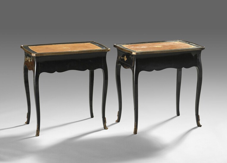 Paire de tables à écrire en bois noirci. Ouvre à deux tiroirs latéraux. Plateau garni...