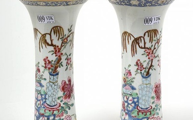 Paire de vases cornets en porcelaine polychrome de Chine dite "Famille rose" à décor floral et aux "Objets". Epoque: XVIIIème, période Qianlong. (*). H.:+/-23,7cm.