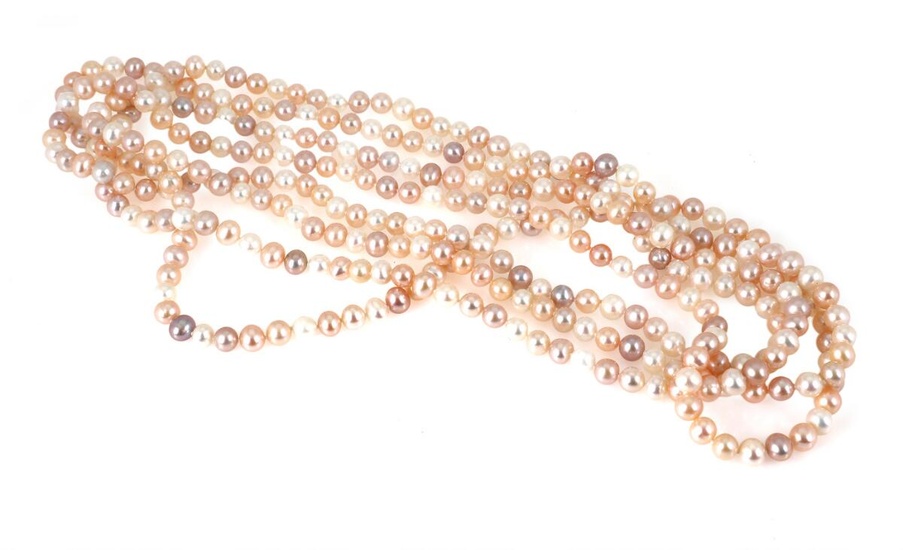 Pearl necklace set with numerous freshwater cultured pearls. Pearl diam. app. 7.5...