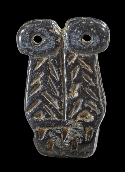 Pendentif d'amulette oculaire de type Tell-Brak. Uruk, 4ème siècle av. J.-C. H 3cm, L 2,3cm....