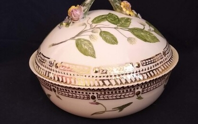 “Perlestellet” round porcelain covered dish, privately decorated in colours and gold with flowers. Royal Copenhagen. Diam. 23.7 cm. H. 16 cm.