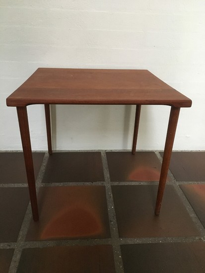 Peter Hvidt & Orla Mølgaard Nielsen: A teak side table. Model 544. Manufactured and marked by France & Son. H. 40 cm. L. 46 cm. W. 46 cm.