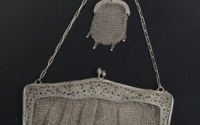 Small silver chain mail evening bag, the chiselled rod of foliage, it is held by a chain.