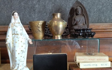 Petite bannette contenant une Vierge en porcelaine de Paris à rehauts d'or et polychrome (accidents...