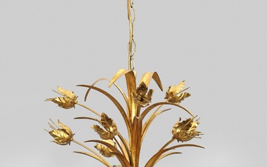 Plafonnier Hollywood Regency à 5 branches ; métal doré. Fût élancé entouré de fleurs stylisées...