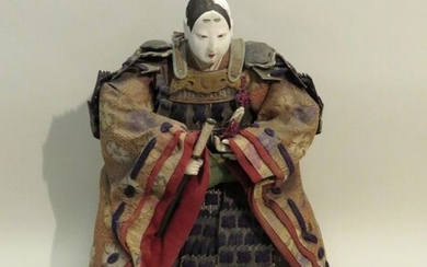 Poupée traditionelle Samouraï dite "Musha ningyo" en bois peint, tissus et métal. Japon, période Meiji, fin du XIXème siècle. Haut : 36 cm Larg : 23 cm.