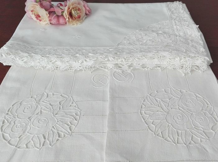 Precious sheet with bobbin lace and hand embroidery + 2 centenary pure linen towels (3) - 100% cotton sheets and linen towels - Second half 20th century