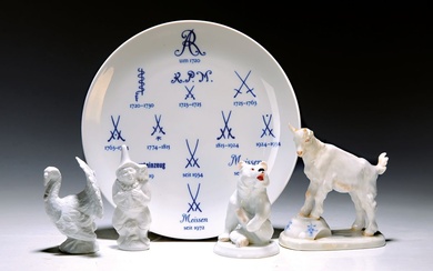 Quatre figurines et assiettes en porcelaine portant la marque de fabrique, Meissen, 20e s., blanc,...