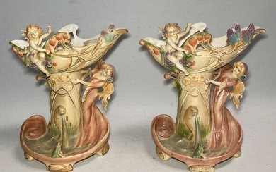 ROYAL DUX Paire de coupes présentoirs en porcelaine à décor de personnages autour d'une fontaine...
