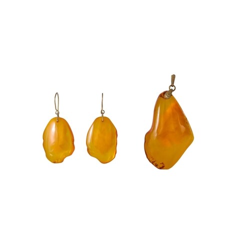 RUSSIAN AMBER JEWELLERY PIECES; comprising of a pendant and ...