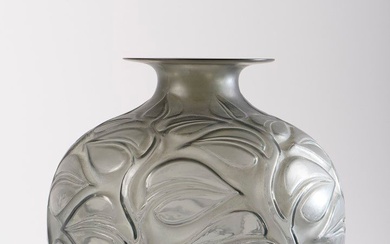 René LALIQUE (1860-1945). Vase Sophora réalisé en verre gris fumé, soufflé-moulé, signé à la pointe...