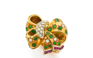 "Ribbon knot" ring in 18k yellow gold (750‰) adorned with emeralds and round-cut diamonds