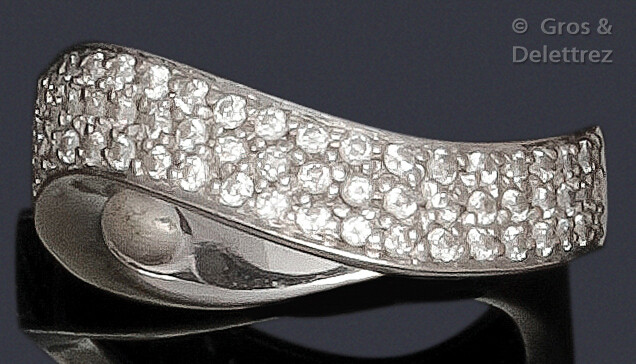 Ring " Mouvementée " in white gold, adorned with a pavé of brilliant-cut diamonds. Tour of doigt : 50. P. Brut : 5.6 g.