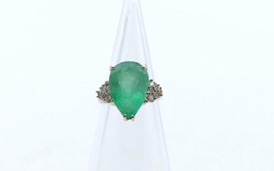 Ring in 18 ct white gold set with 12 brilliants +/- 0.36 ct and 1 pear cut emerald - 7.6 g raw (Size: 51)