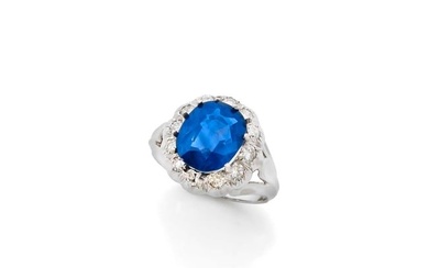 Ring in 18k white gold (750‰) adorned with a Ceylan facetted oval-cut sapphire, 4,10 carats