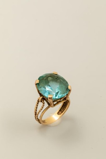 Ring in 18k yellow gold surmounted by an...