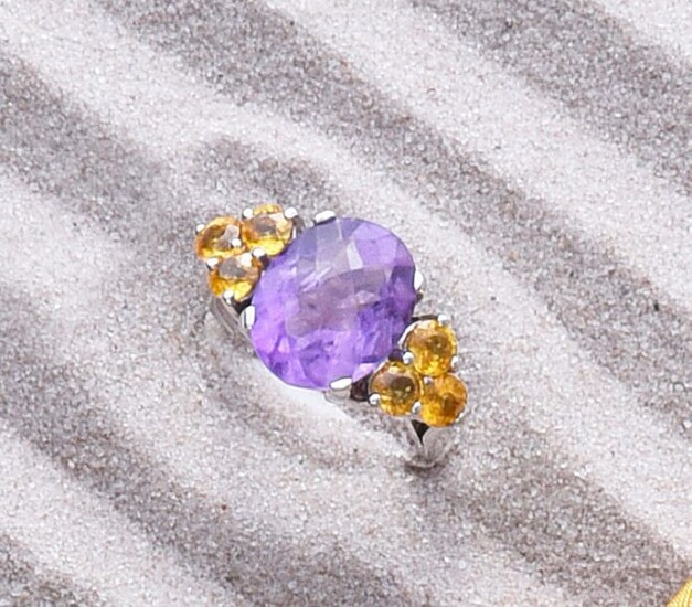 Ring in 750e white gold, set with an oval amethyst of about 4 ct. with yellow sapphires.