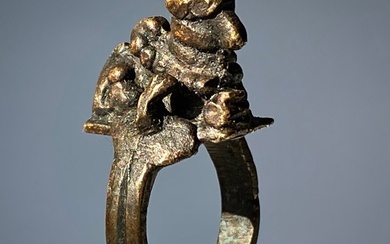 Ring sacred to the Lingayat sect with the depiction of the Nandi bull - Alloy, Bronze - India - 19th century