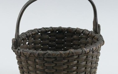 SMALL NANTUCKET BASKET Late 19th/Early 20th Century Height 4.75". Diameter 5.75".
