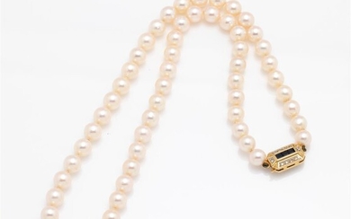Short row of pearls, sapphire diamond clasp in 18ct gold,...