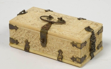 Small carved ivory storage box with plant decoration and gilded copper frame. Ceylon work. Period: 18th century. (**). Size : +/-11x4x5,6cm.