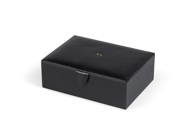 Smythson, England, A black leather jewellery case, with a KL monogram | Smythson, Angleterre, Coffret à bijoux en cuir noir, chiffré KL