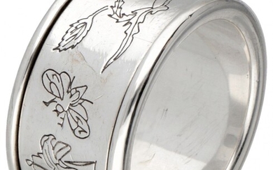 Sterling silver Gucci band ring with floral engravings.