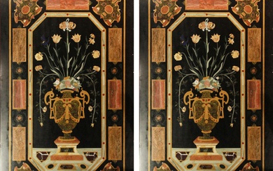 Superbe paire de plateaux de table en Pietra dura italien représentant de magnifiques urnes parmi...