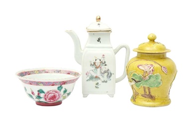 THREE CHINESE FAMILLE-ROSE CERAMICS 十九或二十世紀 粉彩瓷器三件