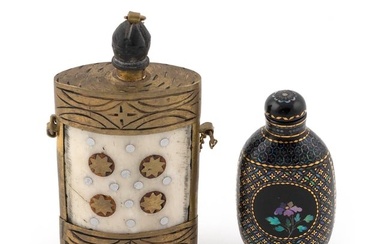 TWO CHINESE SNUFF BOTTLES Early 20th Century